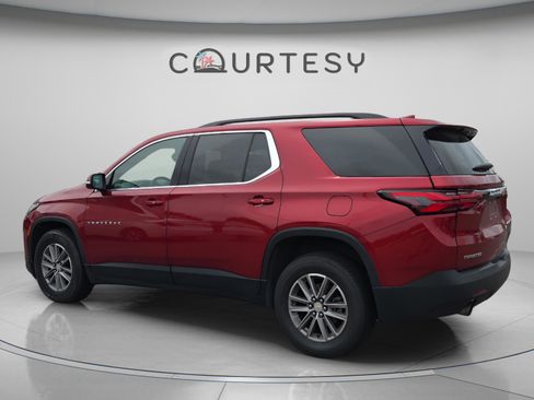 Used 2023 Chevrolet Traverse LT FWD image 2