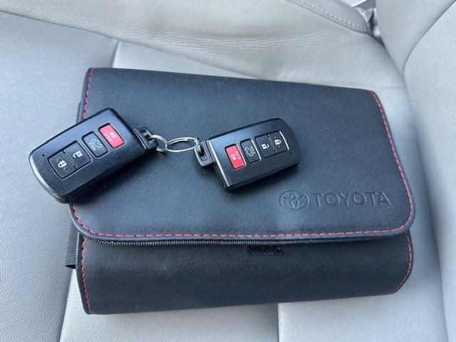 Used 2018 Toyota Highlander XLE w/ Carpet Mat Package (TMS) FWD image 36