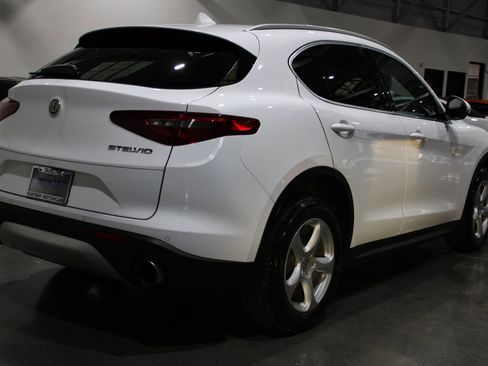 Used 2018 Alfa Romeo Stelvio Base image 10