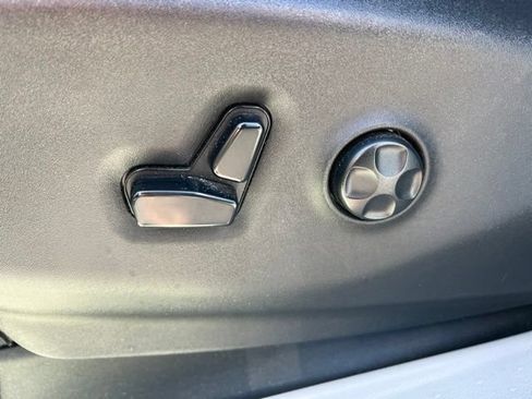 Used 2020 Chrysler Voyager Lxi FWD image 25