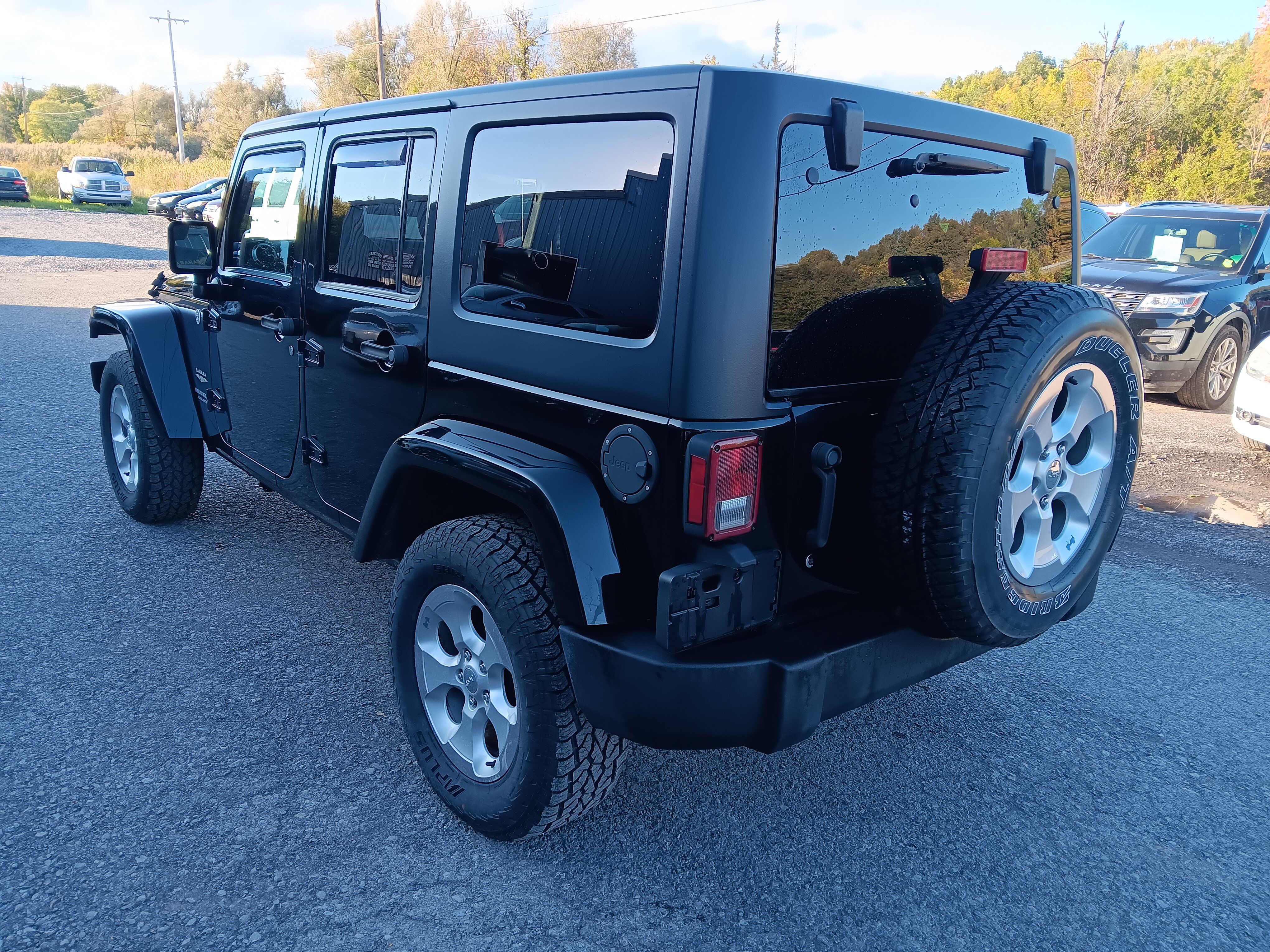 Used 2015 Jeep Wrangler Unlimited Sahara w/ Connectivity Group AWD/4WD image 3