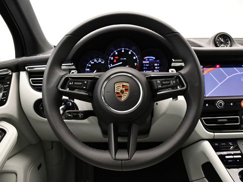 Certified 2025 Porsche Macan image 27