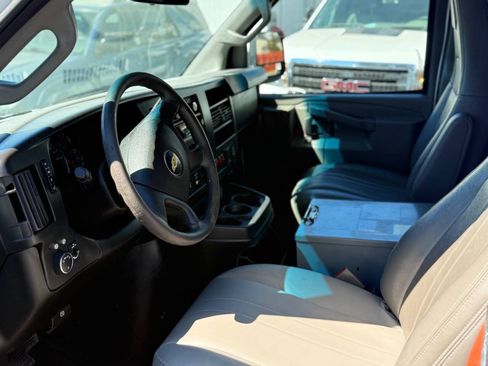 Used 2017 Chevrolet Express 2500 RWD image 15