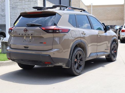 Used 2025 Nissan Rogue SV AWD/4WD image 3