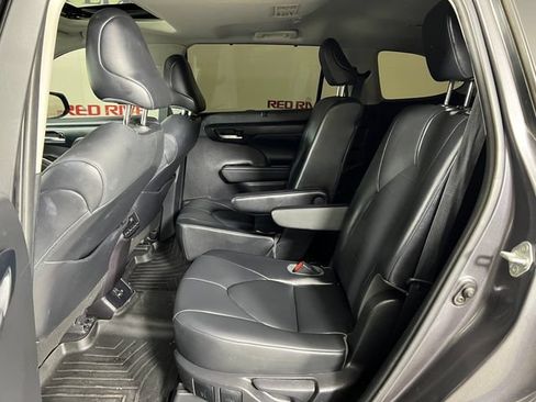 Used 2021 Toyota Highlander XLE FWD image 23