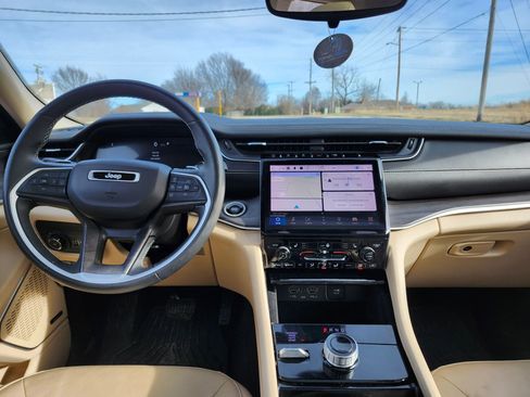 Used 2022 Jeep Grand Cherokee Limited image 23