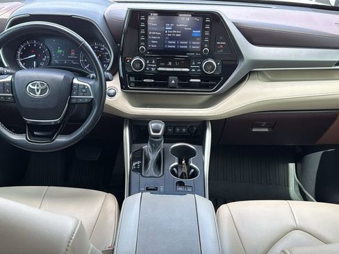 Used 2021 Toyota Highlander XLE image 19