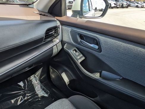 Used 2021 Nissan Rogue SV image 18