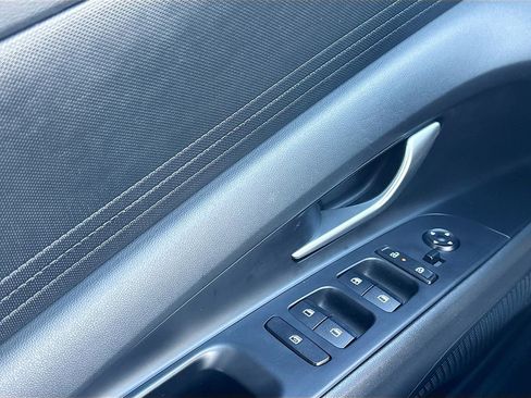 Certified 2025 Hyundai Elantra SE image 17