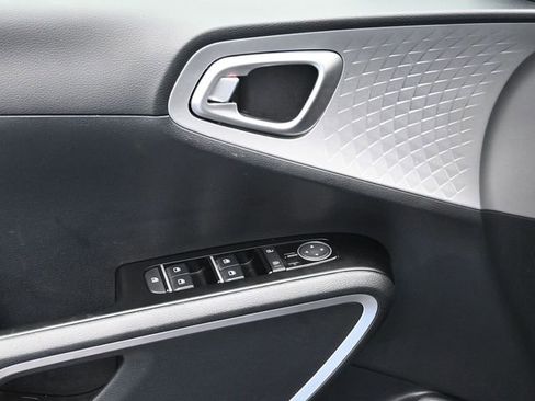 Used 2025 Kia Soul LX w/ LX Technology Package FWD image 17