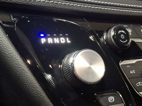 Used 2024 Chrysler Pacifica Select image 14