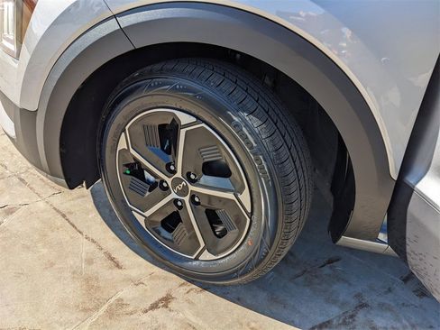 Certified 2025 Kia Niro EX image 36