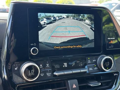 Used 2023 Toyota Highlander XLE AWD/4WD image 22