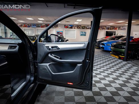 Used 2018 Porsche Macan Turbo image 92