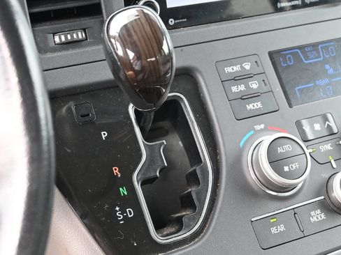 Used 2019 Toyota Sienna XLE FWD image 13