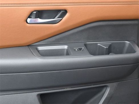 Used 2025 Nissan Pathfinder Platinum image 29