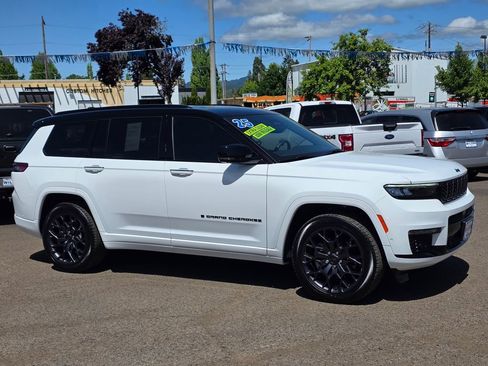 Used 2025 Jeep Grand Cherokee L Summit AWD/4WD image 3