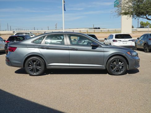 Used 2023 Volkswagen Jetta SE image 4