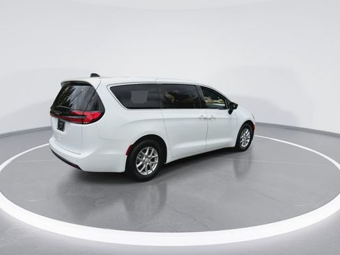 New 2027 Chrysler Pacifica Select FWD image 8
