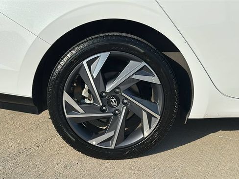 Used 2024 Hyundai Elantra Limited FWD image 17