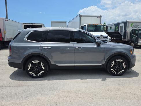 Used 2024 Kia Telluride EX w/ EX Captain's Chair Package AWD/4WD image 8
