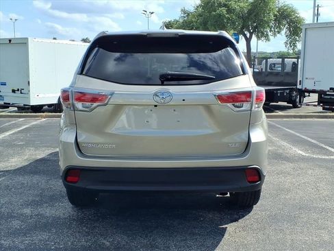 Used 2014 Toyota Highlander XLE FWD image 6
