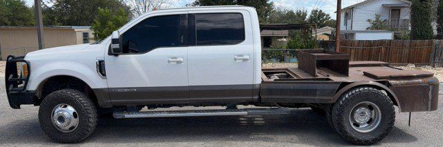 Used 2017 Ford F350 Lariat w/ Lariat Value Package AWD/4WD image 9