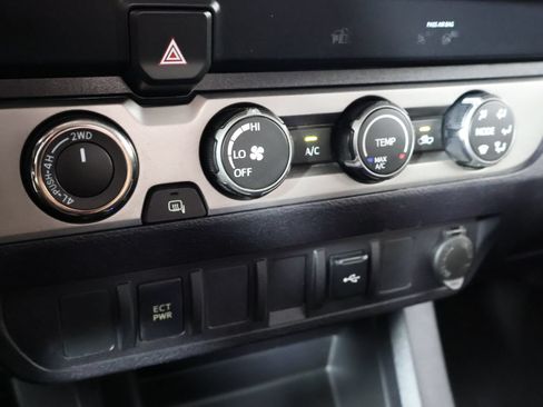 Used 2020 Toyota Tacoma SR5 AWD/4WD image 36