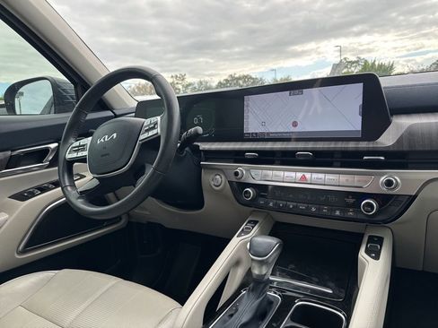 Used 2024 Kia Telluride EX w/ EX Captain's Chair Package image 13