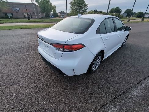 Used 2026 Toyota Corolla LE FWD image 5