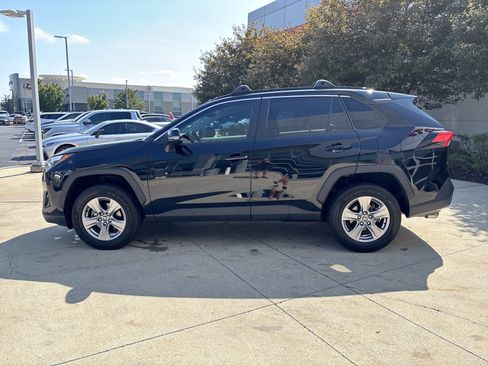 Used 2022 Toyota RAV4 XLE AWD/4WD image 9