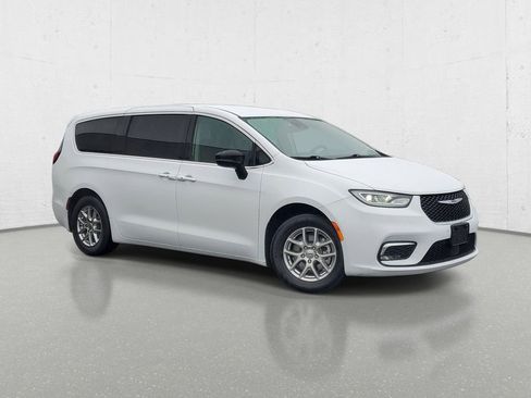 Used 2024 Chrysler Pacifica Touring-L FWD image 2