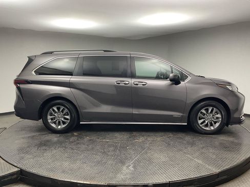 Used 2021 Toyota Sienna XLE FWD image 8
