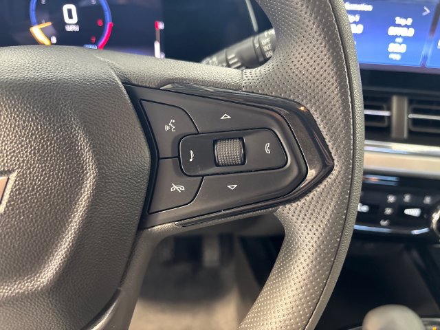 Used 2025 Chevrolet Trax LT FWD image 9