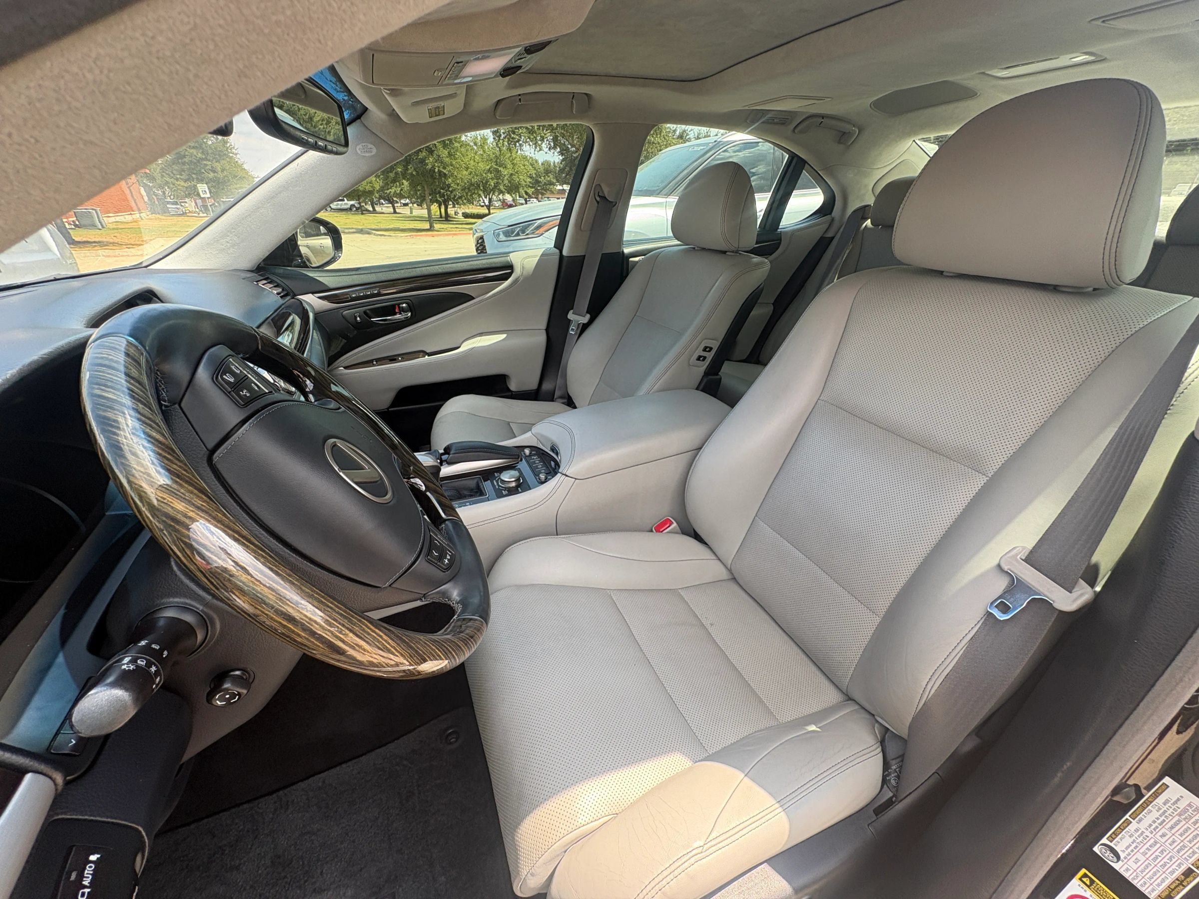 Used 2015 Lexus LS 460 w/ Ultra Luxury Package RWD image 23