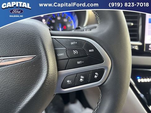 Used 2024 Chrysler Pacifica Touring-L image 22