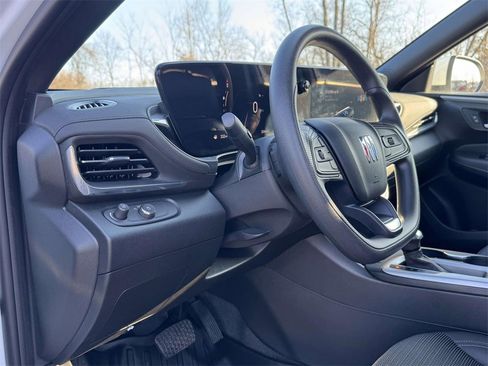 Used 2024 Buick Envista Preferred image 2