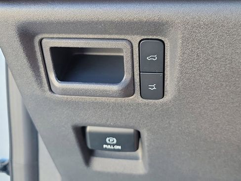 New 2025 Ford Expedition Active image 27