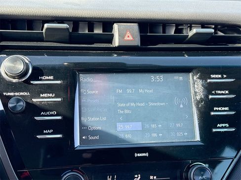 Used 2020 Toyota Camry SE image 16