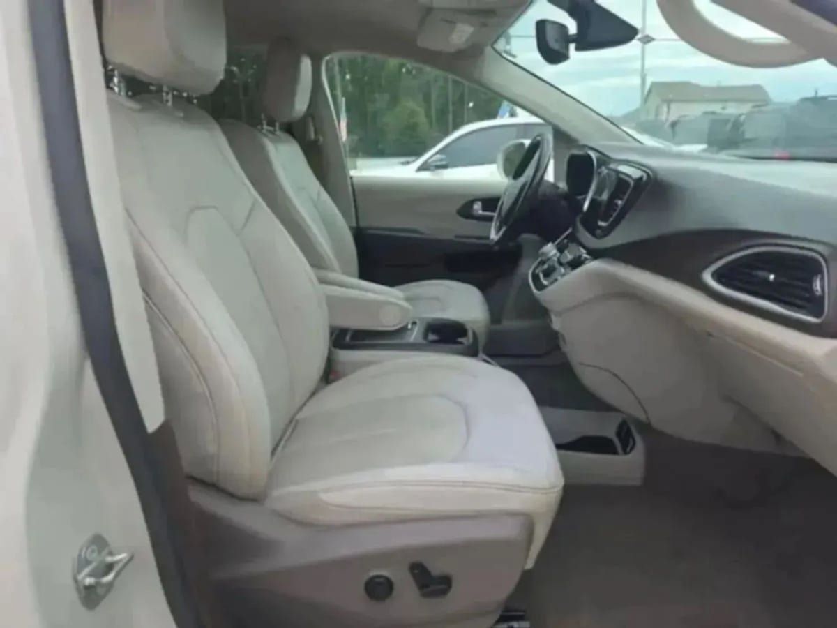 Used 2020 Chrysler Pacifica Touring-L Plus w/ Tire & Wheel Group FWD image 4