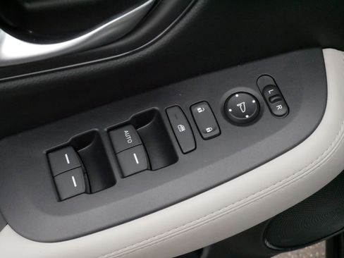Certified 2026 Honda HR-V LX image 19