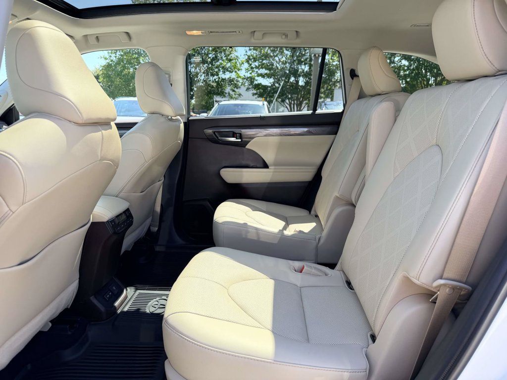 Used 2022 Toyota Highlander Platinum AWD/4WD image 16