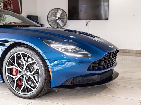 Used 2022 Aston Martin DB11 Volante RWD image 3