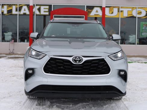 Used 2021 Toyota Highlander XLE AWD/4WD image 2