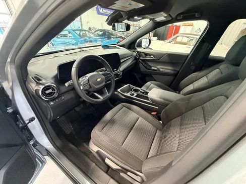 Used 2026 Chevrolet Equinox LT AWD/4WD image 9