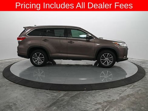 Used 2019 Toyota Highlander XLE FWD image 4