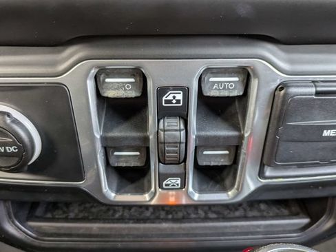 Used 2018 Jeep Wrangler Unlimited Sahara AWD/4WD image 27