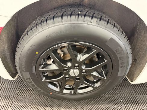 Used 2023 Chrysler Pacifica Touring-L FWD image 46