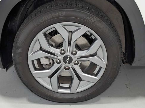 Used 2024 Kia Seltos LX AWD/4WD image 3