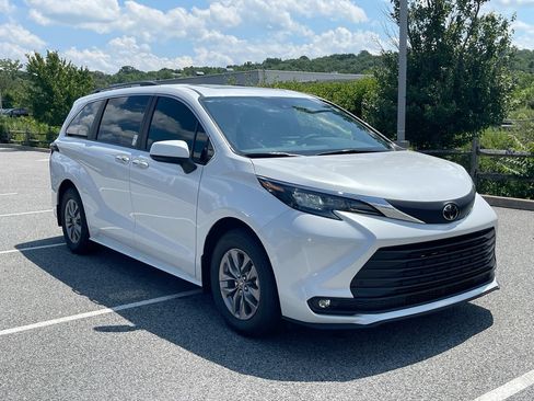 Used 2026 Toyota Sienna XLE FWD image 2